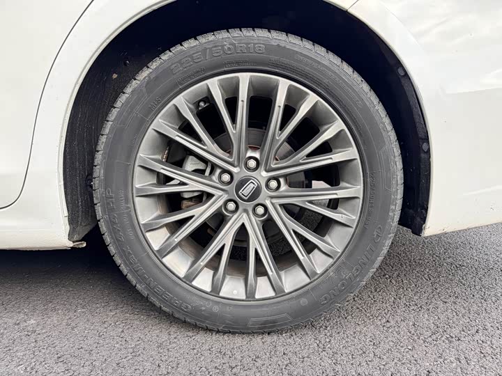 Фото 8 - Bestune B70