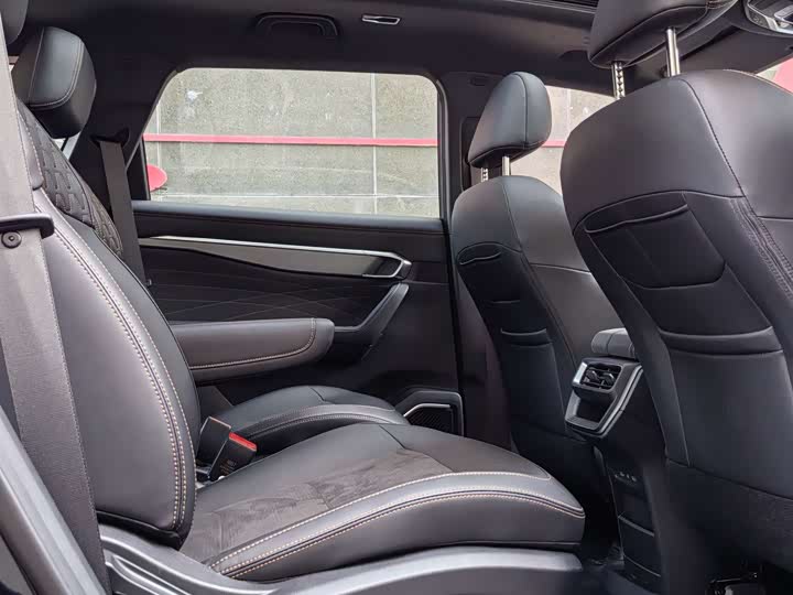 Фото 10 - Geely Okavango L