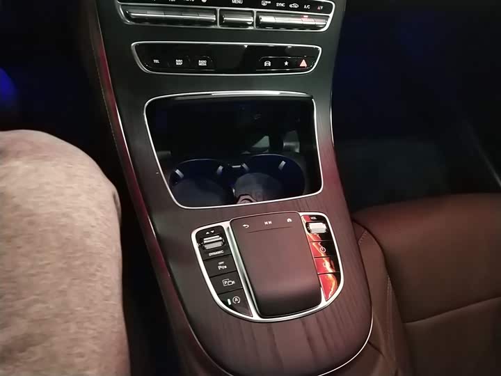 Фото 14 - Mercedes-Benz E-Class