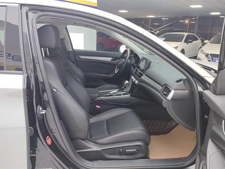 Фото 8 - Honda Accord