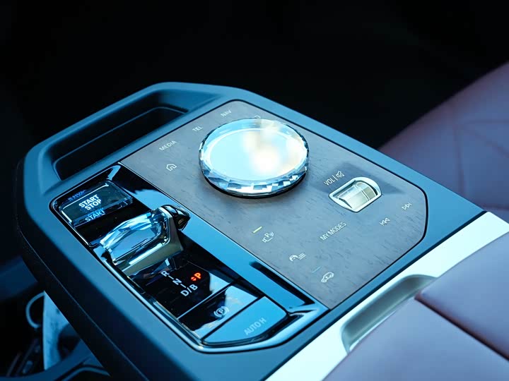 Фото 12 - BMW iX