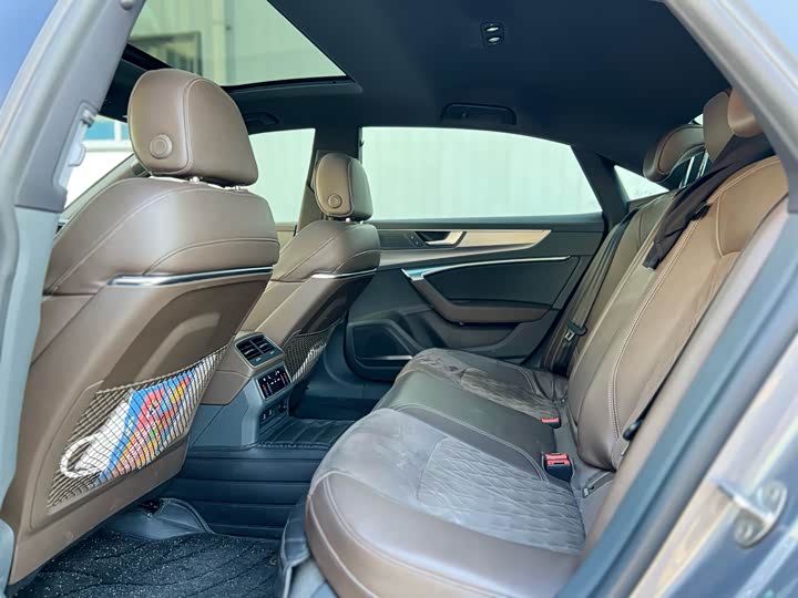 Фото 9 - Audi A7L