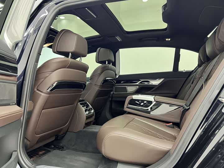 Фото 12 - BMW 7 Series