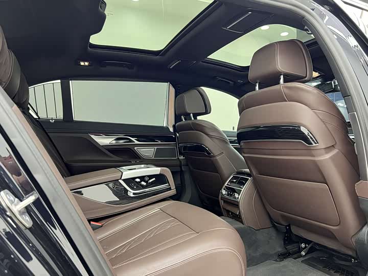 Фото 16 - BMW 7 Series