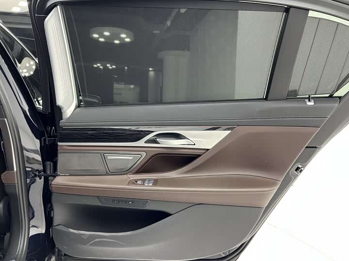 Фото 21 - BMW 7 Series