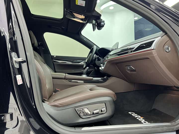 Фото 22 - BMW 7 Series