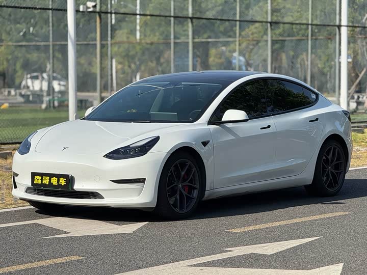 Фото 1 - Tesla Model 3