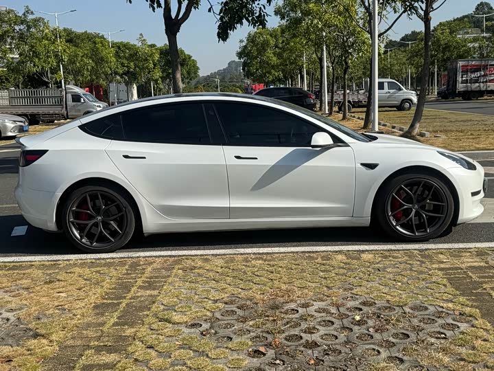 Фото 19 - Tesla Model 3