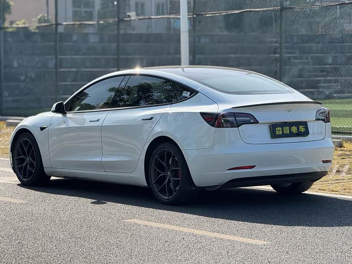 Фото 5 - Tesla Model 3