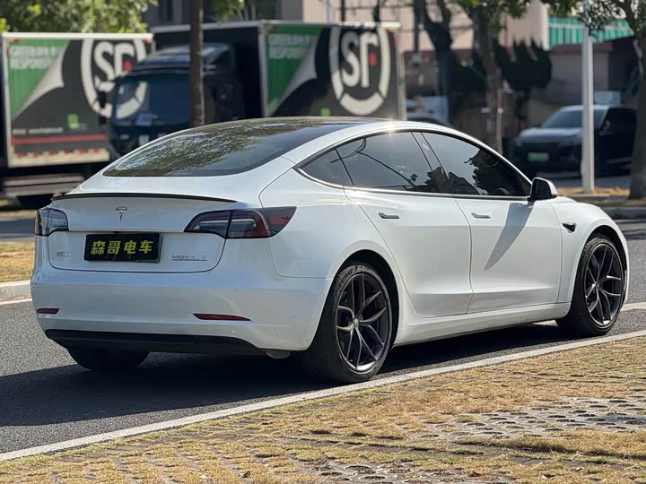 Фото 6 - Tesla Model 3