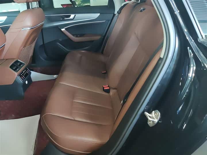 Фото 17 - Audi A6L