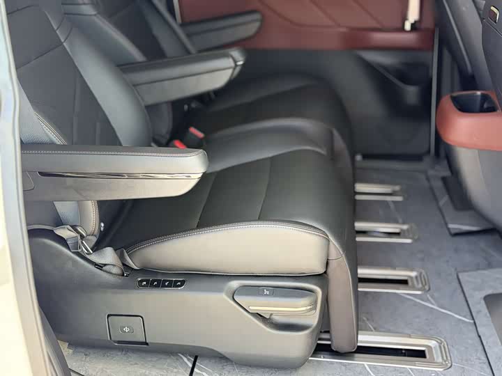 Фото 10 - GAC Trumpchi E8