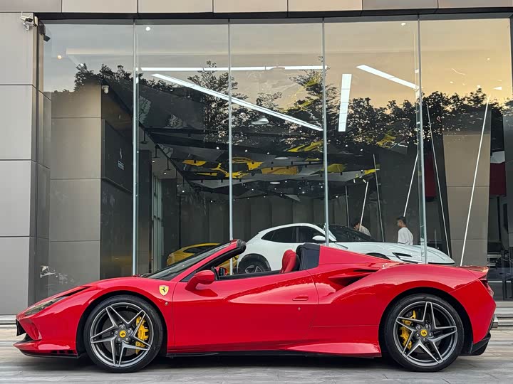 Фото 4 - Ferrari F8