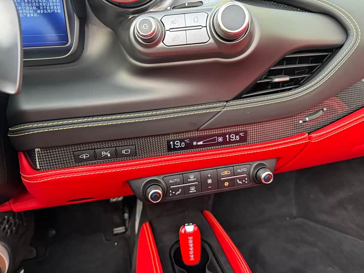 Фото 8 - Ferrari F8