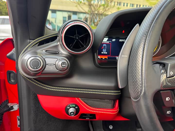 Фото 9 - Ferrari F8