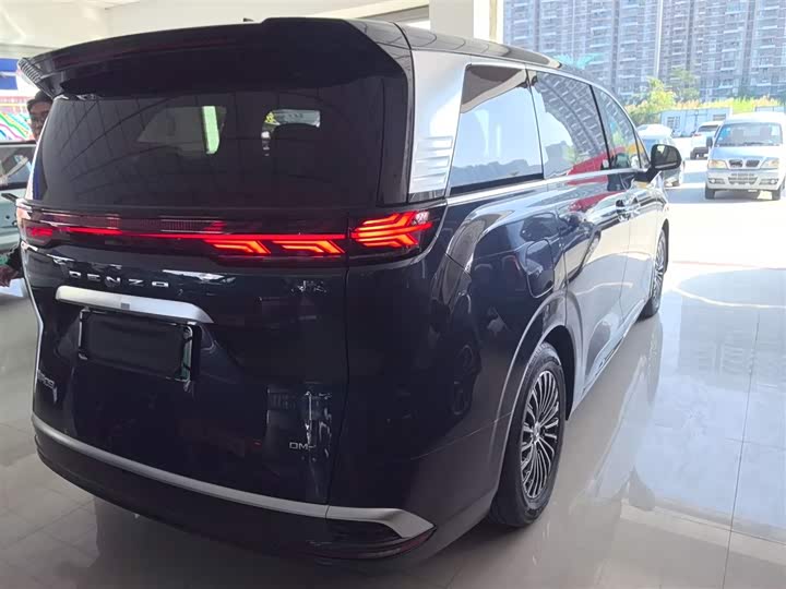 Фото 7 - Denza D9