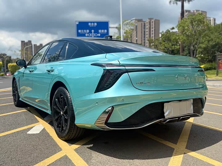 Фото 11 - Hongqi H6