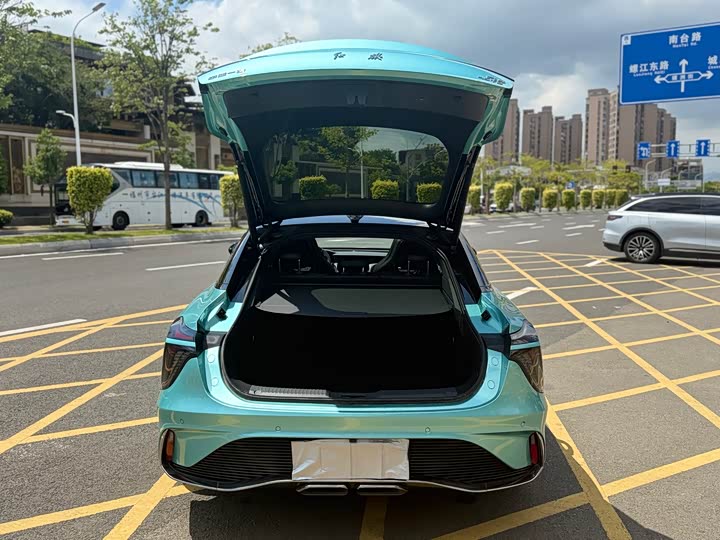 Фото 14 - Hongqi H6