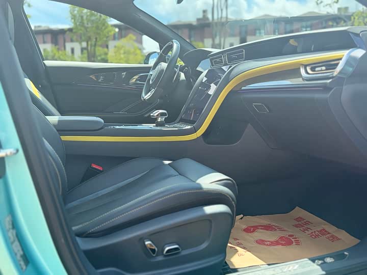 Фото 15 - Hongqi H6