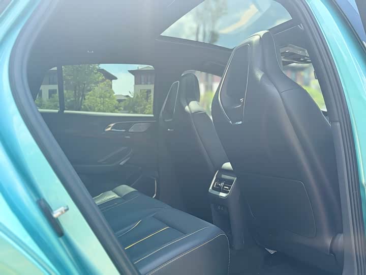 Фото 7 - Hongqi H6