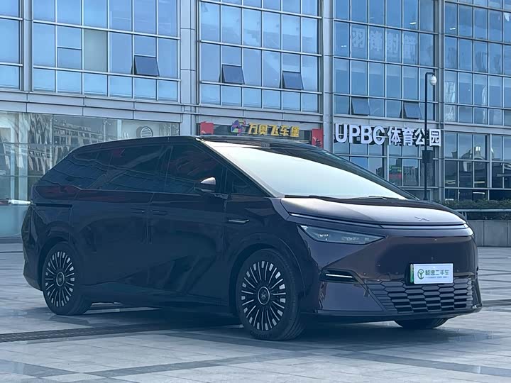 Фото 2 - XPeng X9