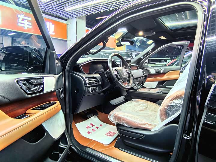 Фото 6 - Lincoln Navigator