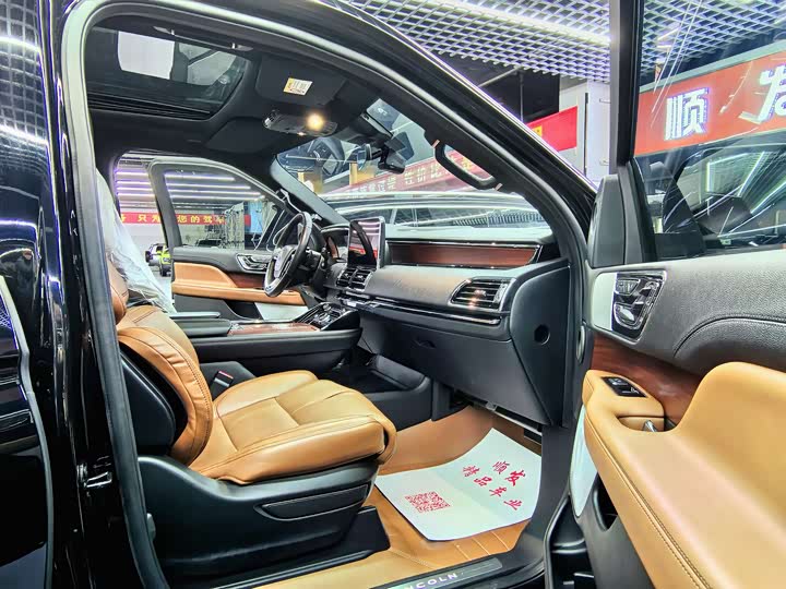 Фото 7 - Lincoln Navigator