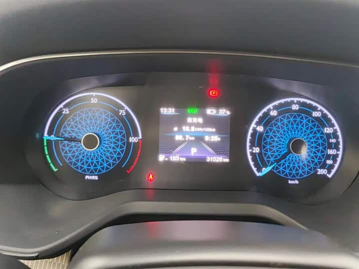 Фото 14 - Hongqi E-QM5