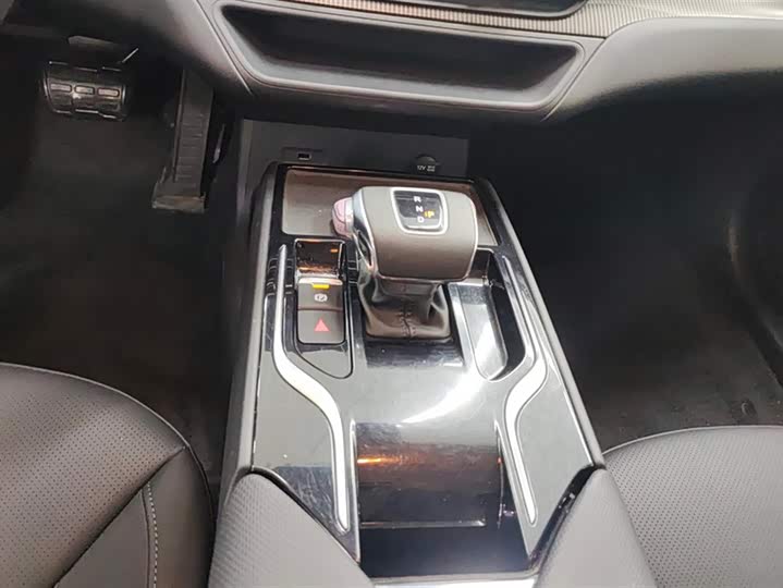 Фото 16 - Hongqi E-QM5