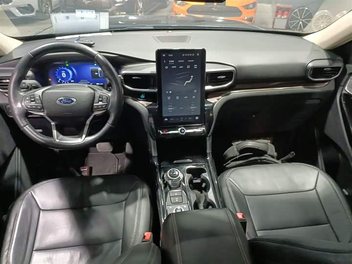 Фото 10 - Ford Explorer