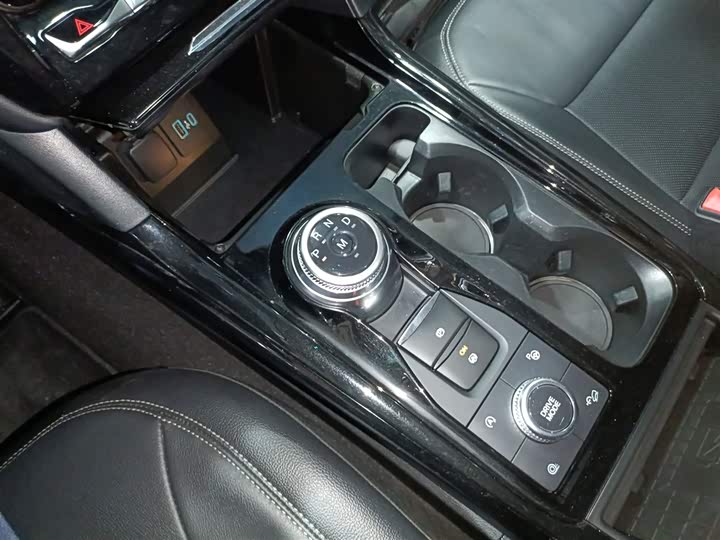 Фото 14 - Ford Explorer