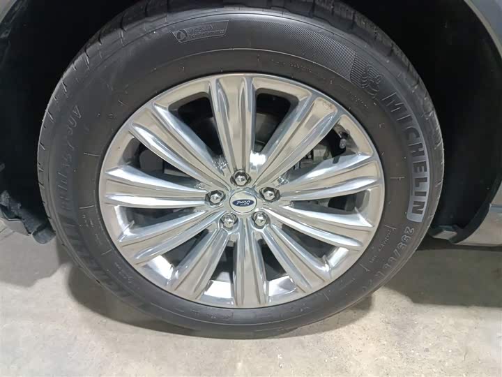 Фото 23 - Ford Explorer