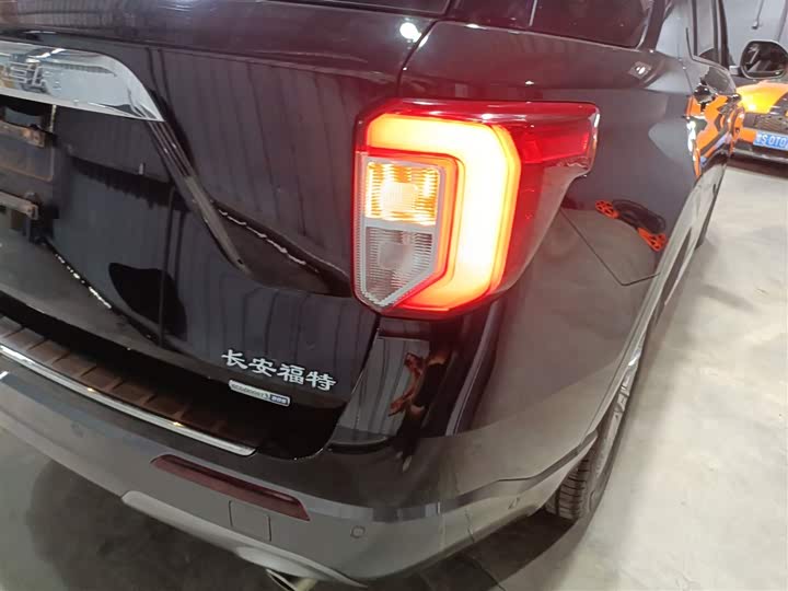 Фото 8 - Ford Explorer