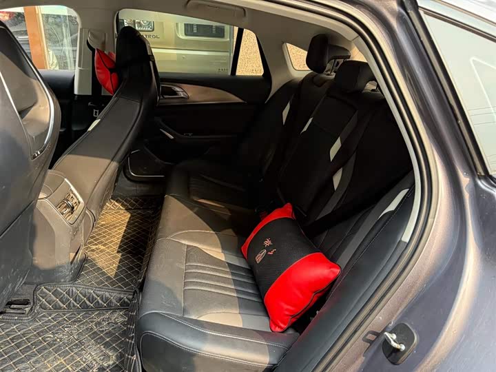 Фото 10 - Hongqi H6