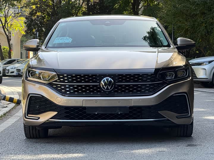 Фото 1 - Volkswagen Passat