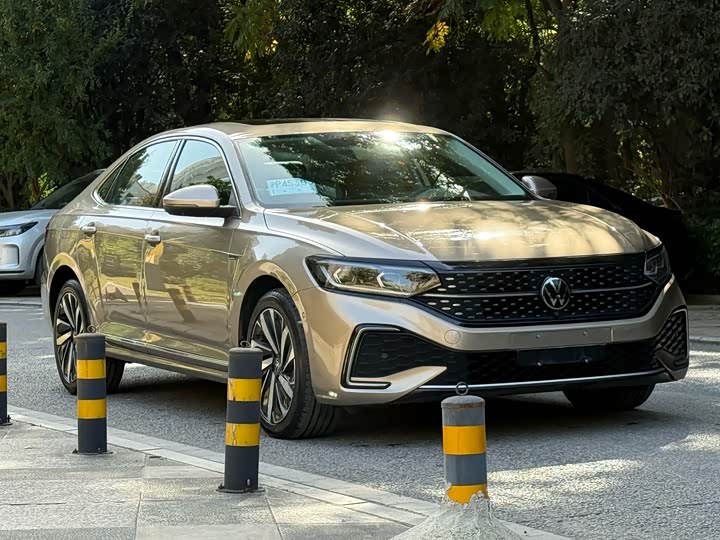 Фото 2 - Volkswagen Passat