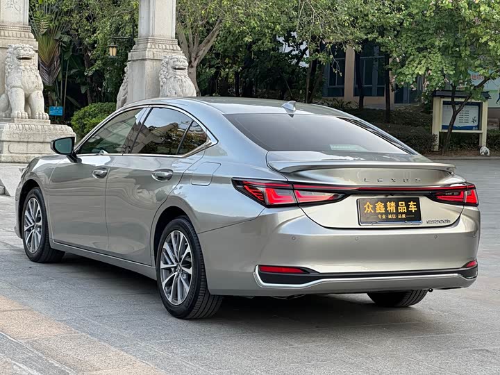 Фото 10 - Lexus ES