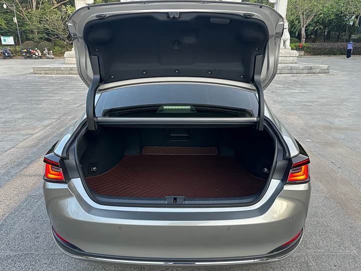 Фото 15 - Lexus ES