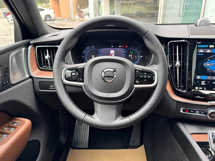 Фото 21 - Volvo XC60 Hybrid