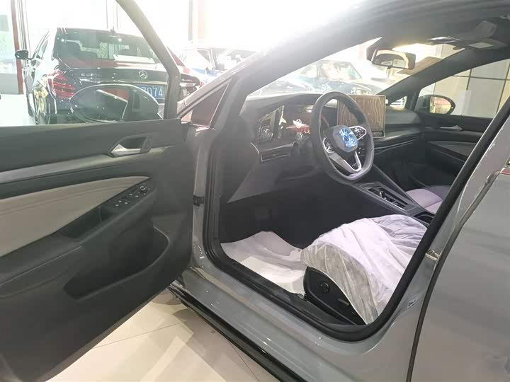 Фото 16 - Volkswagen Golf