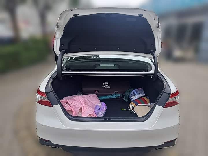 Фото 10 - Toyota Camry