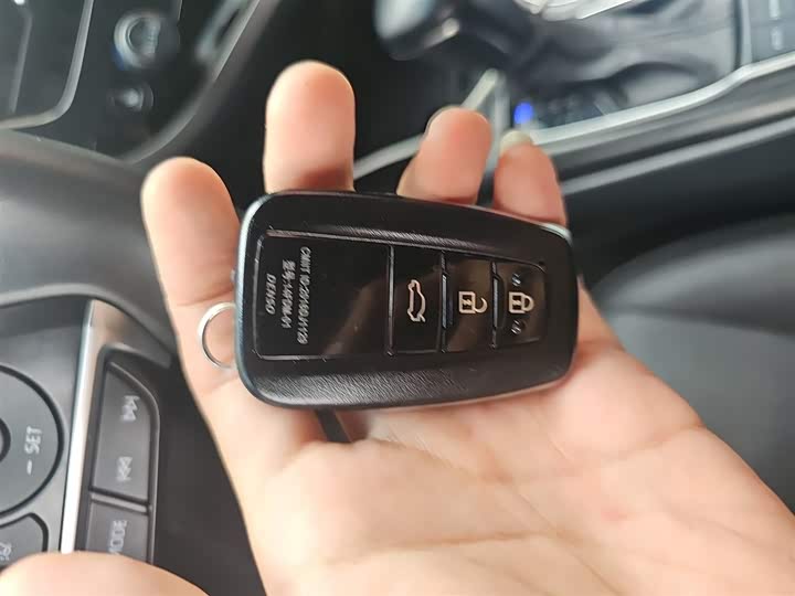 Фото 12 - Toyota Camry