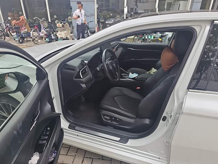 Фото 14 - Toyota Camry