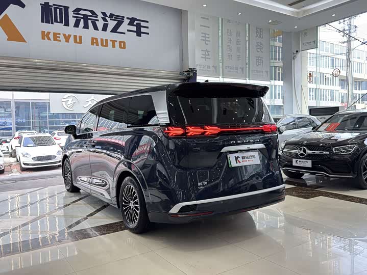 Фото 18 - Denza D9