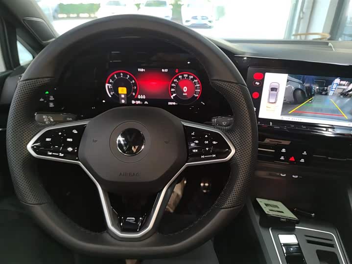 Фото 10 - Volkswagen Golf