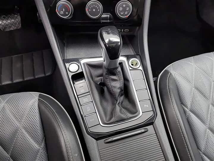 Фото 13 - Volkswagen Sagitar L