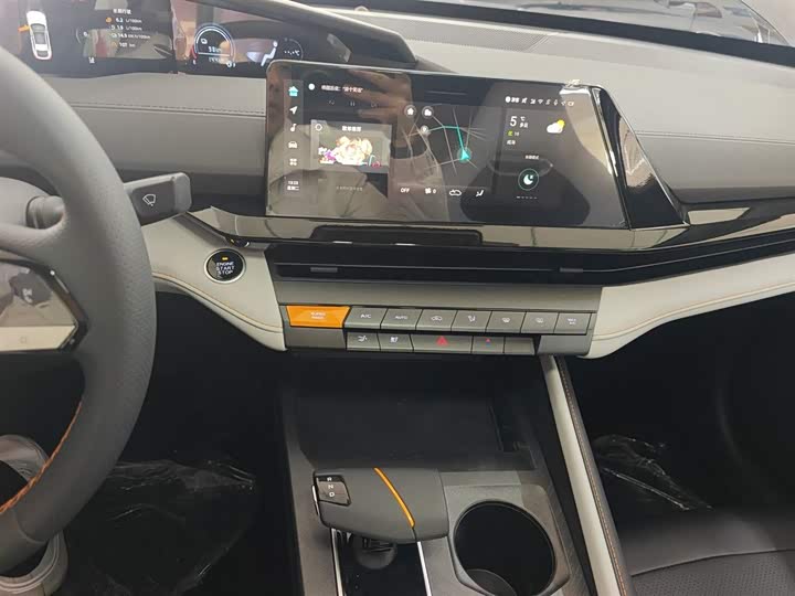 Фото 14 - Changan UNI-V Hybrid