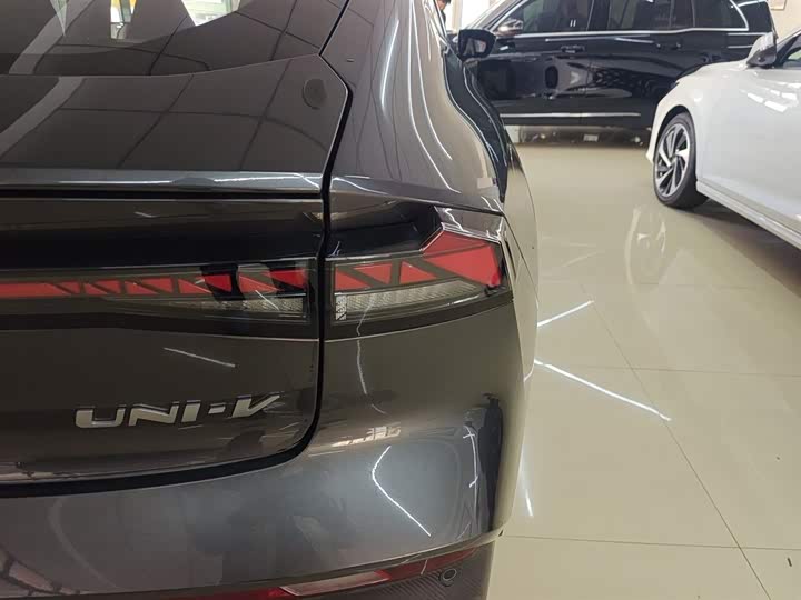 Фото 8 - Changan UNI-V Hybrid