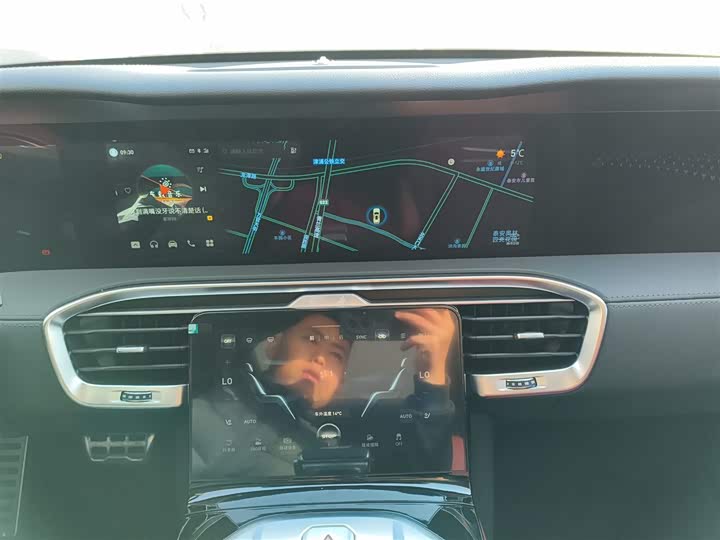 Фото 13 - Hongqi E-HS9