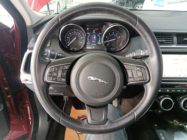 Фото 11 - Jaguar E-Pace